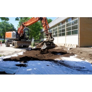 Verlegung von Aquagart Geotextilvlies 200g als Unkrautvlies im Gartenbau mit Bagger.
