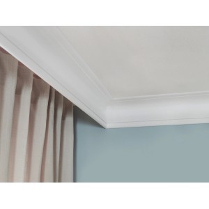 Weißes Zierprofil Saskia als Deckenleiste im Raum, vielseitig einsetzbar.