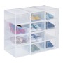 Stapel aus 12 transparent-weißen Relaxdays Schuhboxen aus Kunststoff mit verschiedenen Schuhen.