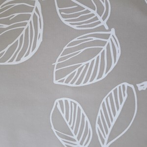 Venilia Tischdecke Aurore Taupe mit weißem Blätter-Muster, Meterware.