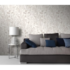 Erismann Vliestapete Charisma Gräser Creme im Wohnraum mit Sofa und Lampe.