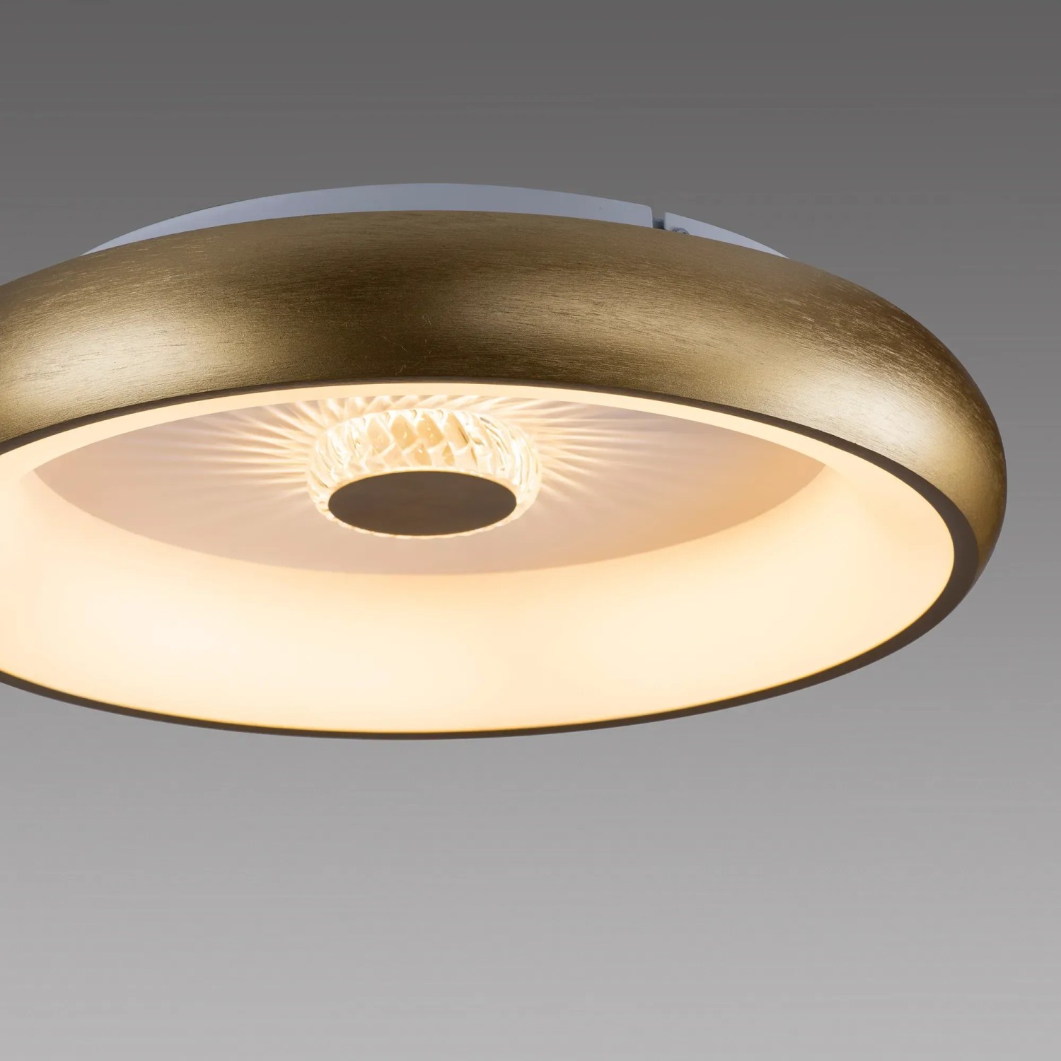 LED-Deckenleuchte Vertigo in Messing-Optik, Ø 46,5 cm, mit Kristall-Effekt für Wohnraumbeleuchtung.