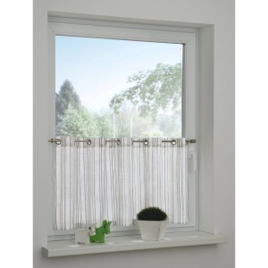 Blickdichte, silbergraue Bistrogardine mit Webstreifen am Fenster. Scheibengardine 45x140 cm.
