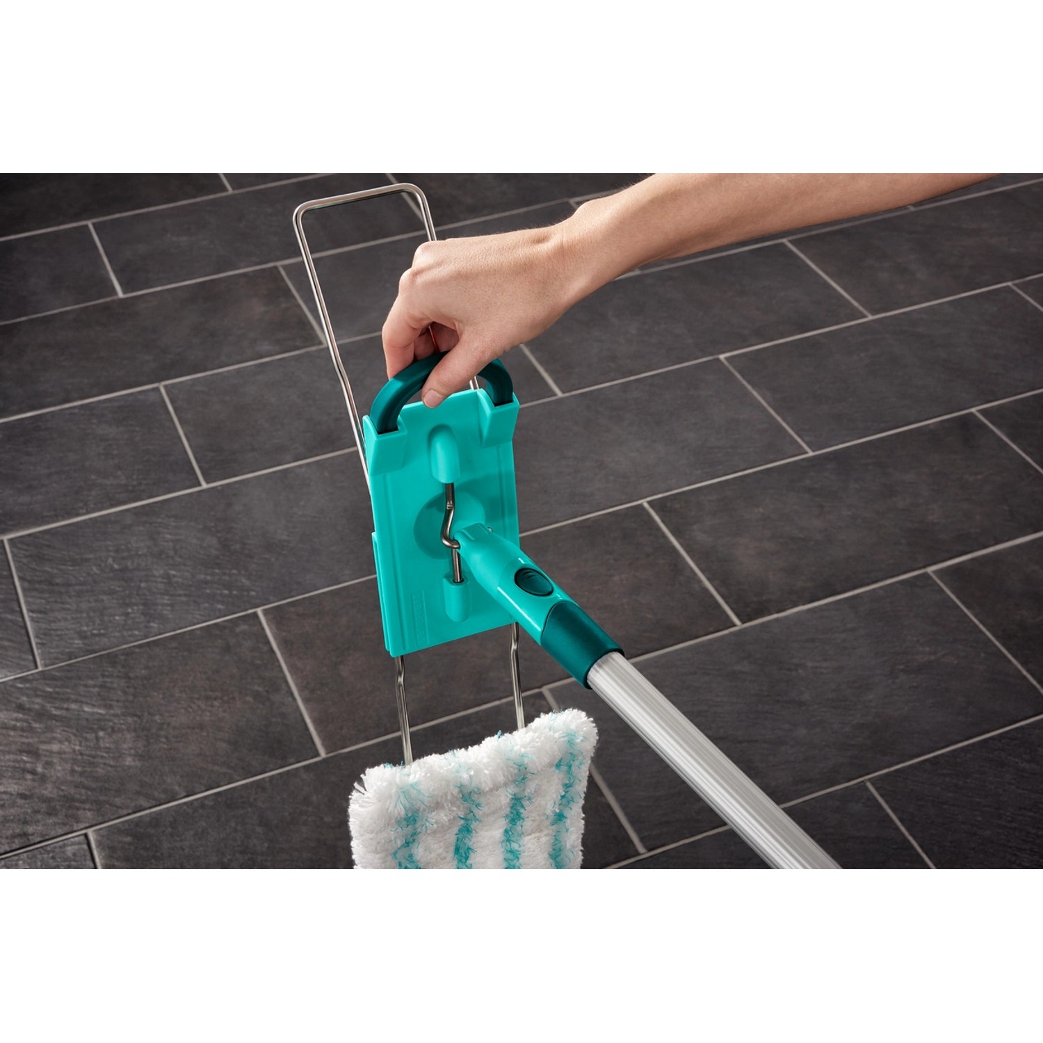 Leifheit Bodenwischer Profi XL Micro Duo in Aktion auf Fliesenboden.