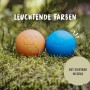 Orangefarbener und blauer Rudelkönig Hundeball aus Naturkautschuk im Gras.