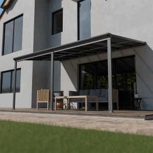 Dunkelgraues Juskys Terrassendach Borneo 4,9x3m mit Doppelstegplatten über einer Terrasse mit Sitzgruppe.