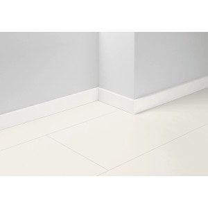 Weiße, glänzende Parador Sockelleiste SL 18 als Wandabschluss im Raum.