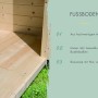 Detailaufnahme: Massivholzboden im Karibu Gartenhaus Tessin 2, gefertigt mit Nut- und Federbrettern.