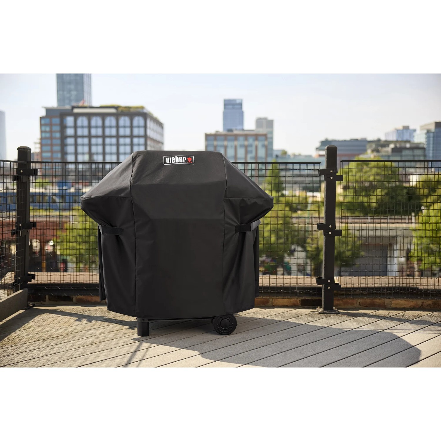 Abgedeckter Weber Gasgrill E-410 Spirit 2025 Schwarz mit 4 Brennern auf einer Terrasse.