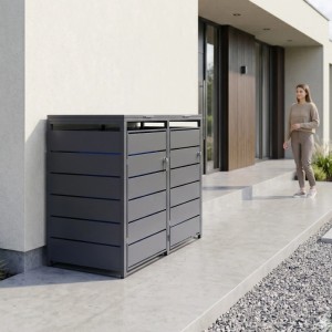 Anthrazitfarbene PedBox Mülltonnenbox aus Metall für 2 Mülltonnen mit Pedalsystem vor modernem Haus. Ordnung im Garten.