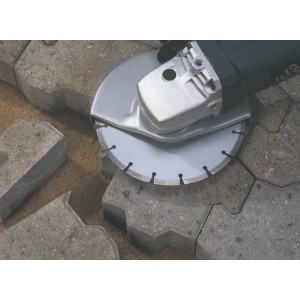 Diamant-Trennscheibe 115 mm im Einsatz mit Winkelschleifer zum Schneiden von Pflastersteinen.