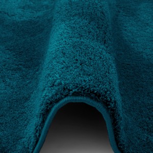 Detailaufnahme: Petrolfarbener Pergamon Hochflor Teppich Silky, superweich und luxuriös.
