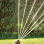 Gardena Comfort Regner Tango bewässert Rasen bis 310 m² mit feinen Wasserstrahlen.