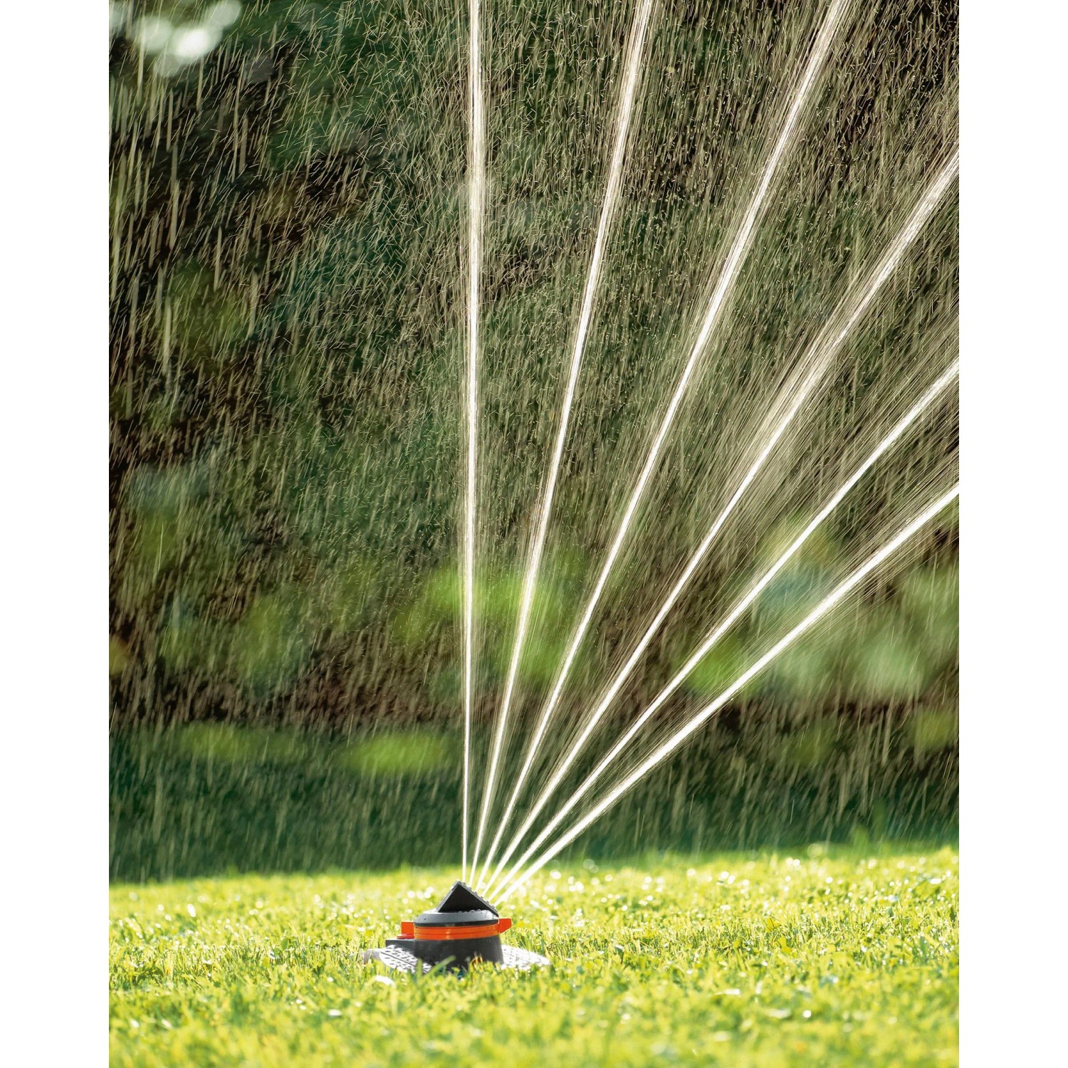 Gardena Comfort Regner Tango bewässert Rasen bis 310 m² mit feinen Wasserstrahlen.