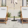 Grüner runder Gusseisen Sonnenschirmständer mit Blumenmuster, hält beigen Schirm auf Terrasse. Robust.