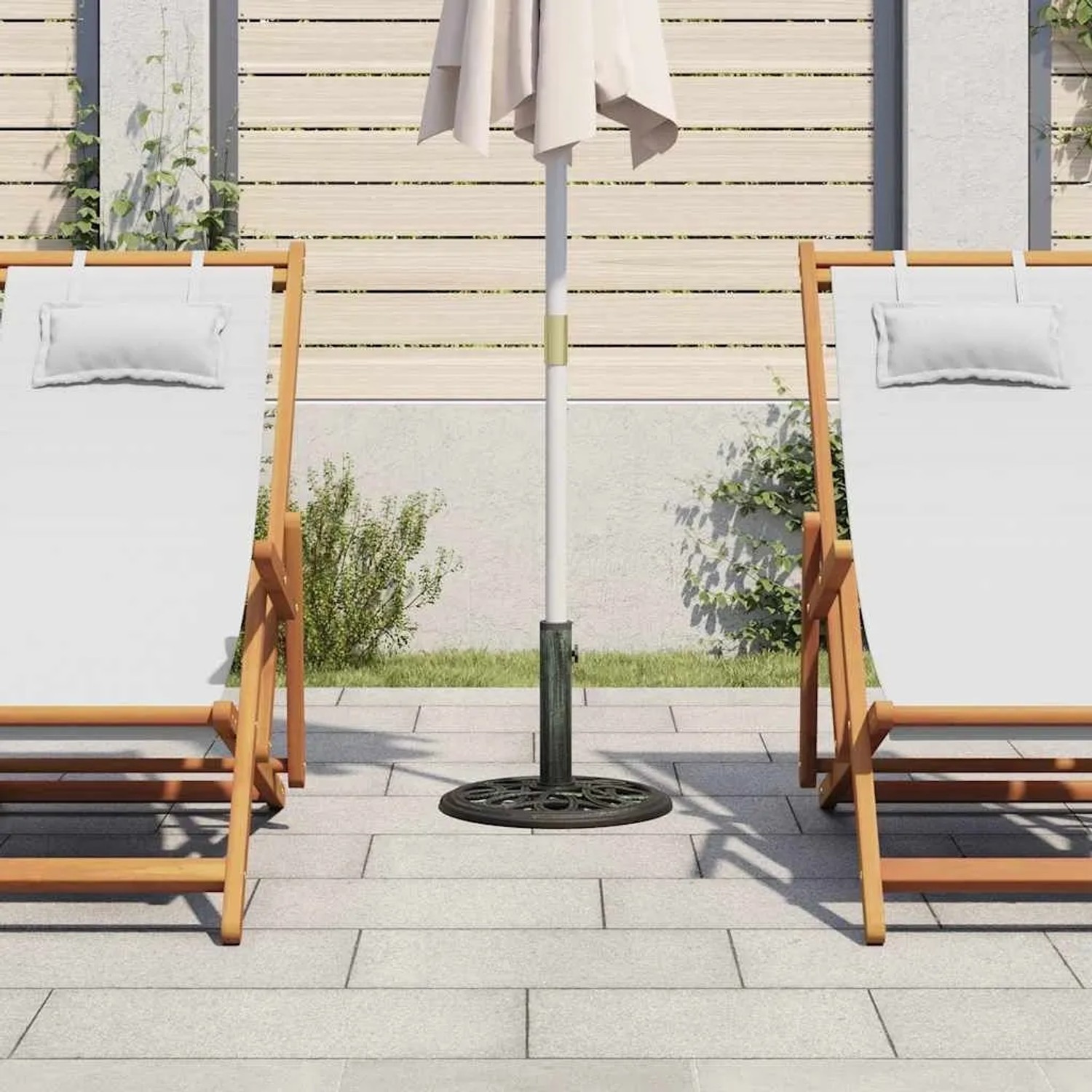 Grüner runder Gusseisen Sonnenschirmständer mit Blumenmuster, hält beigen Schirm auf Terrasse. Robust.