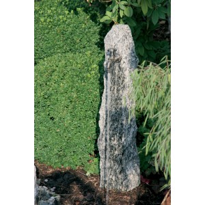 Silex Granit Brunnensäule mit Auslaufhahn im Garten. Gartenbrunnen aus Naturstein.