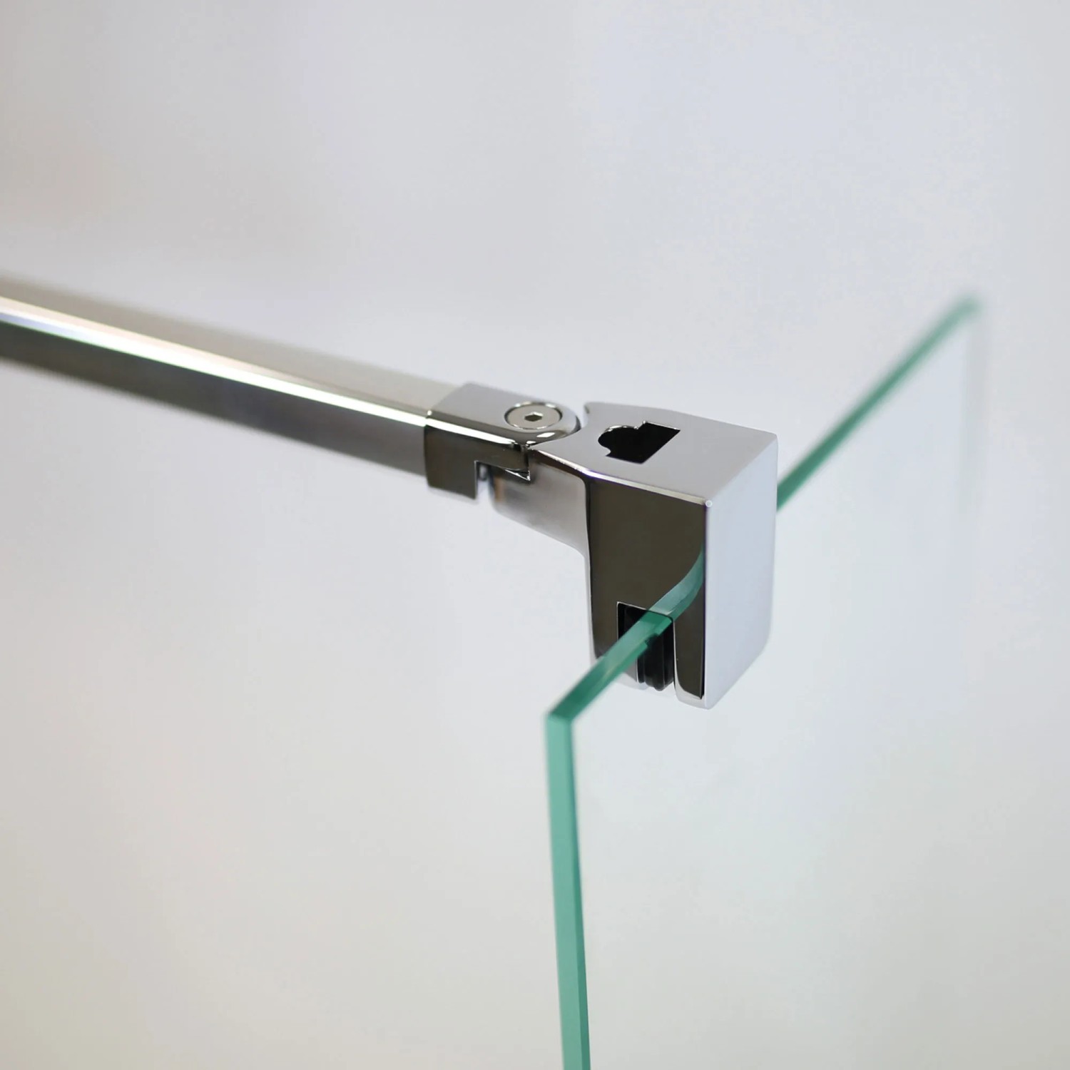 Detailaufnahme: Breuer Elana 2.0 Seitenwand mit eckigen Profilen in Alu-Chrom. Duschwand-Zubehör.