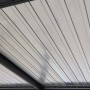 Detailaufnahme der Lamellen der Sunjoy Multi-Pergola Matterhorn in Anthrazit.