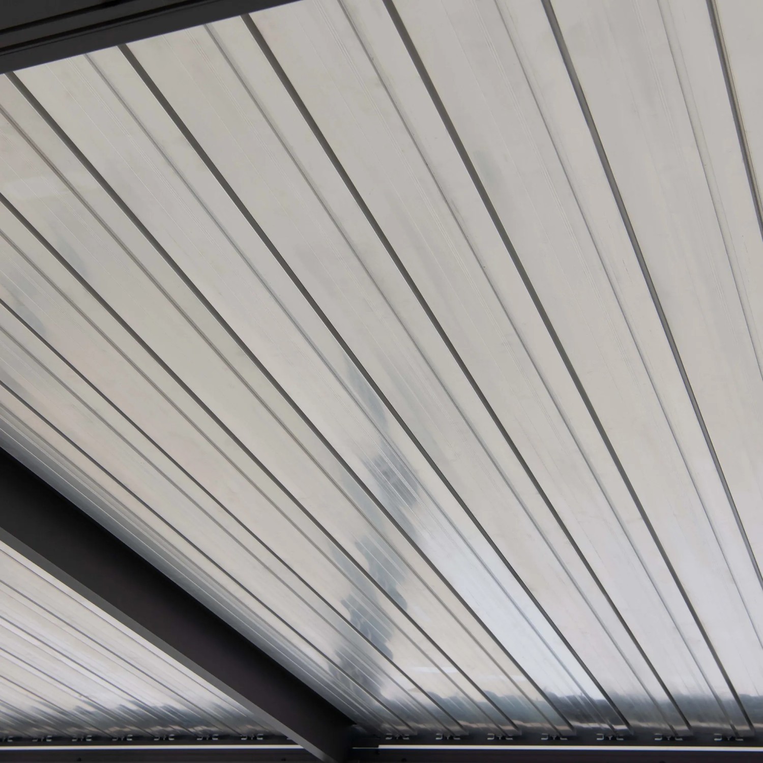 Detailaufnahme der Lamellen der Sunjoy Multi-Pergola Matterhorn in Anthrazit.