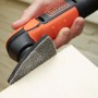 Black+Decker Akku-Deltaschleifer BDCDS12N beim Schleifen von Holz.