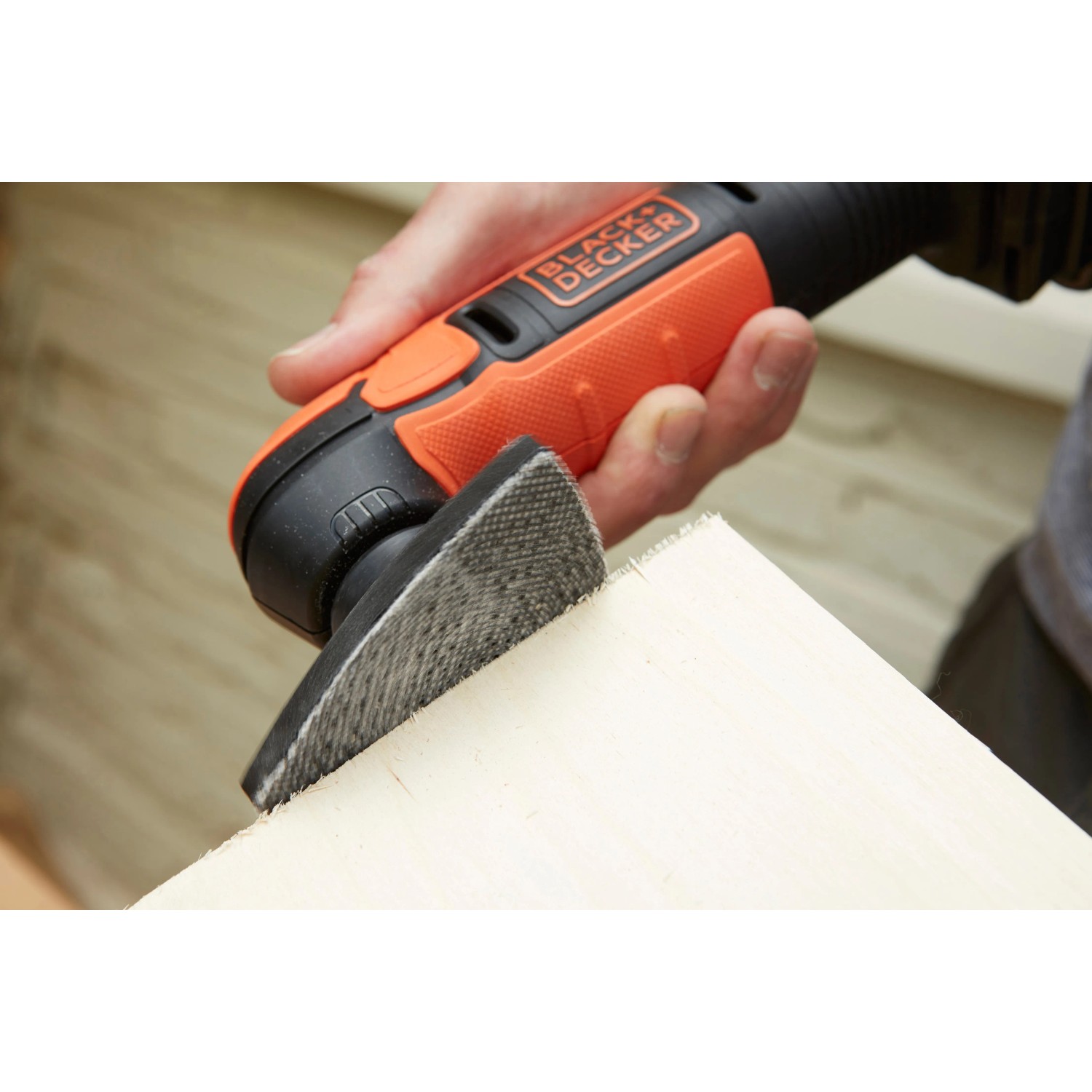 Black+Decker Akku-Deltaschleifer BDCDS12N beim Schleifen von Holz.
