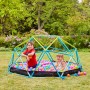 Blaues TP Toys Klettergerüst Metal Dome mit Kindern und Bällebad im Garten, 188x188x78 cm.