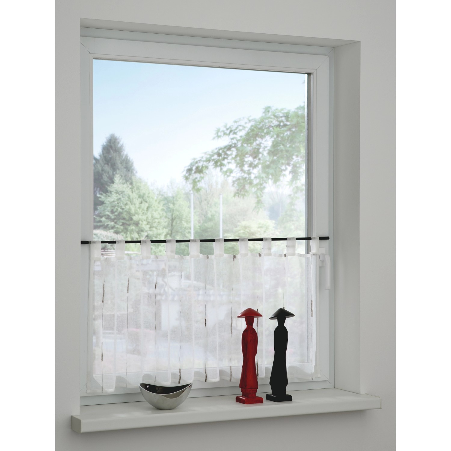 Gardinia Spannvitrage, Ø 7/9 mm, schwarz-matt, 60-90 cm, mit weißer Scheibengardine am Fenster.