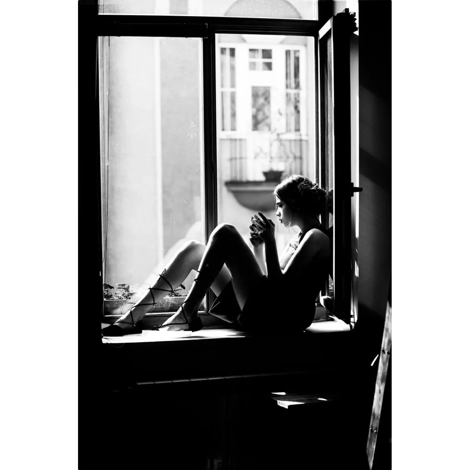 Art Universe Glasbilder Sitzende Frau auf der Fensterbank 80 x 120 cm