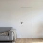 Wandbündige, weiße Tür mit Zarge im Komplettset SecretLine, 76x201 cm.