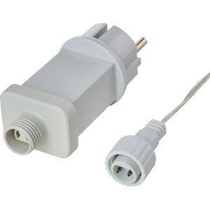 Detailaufnahme: Netzteil für LED-Dekofigur Rentier, weißes Kabel und Stecker.