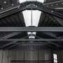 Innenansicht Lifetime Gerätehaus Idaho: Stahlträgerkonstruktion und Dachfenster des Kunststoff-Gartenhauses.