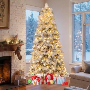 Costway Weihnachtsbaum 210 cm, schneebedeckt, mit warmweißen LED-Lichtern und Geschenken im Wohnzimmer.