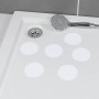 Sechs weiße, runde Anti-Rutsch-Sticker in Dusche/Badewanne mit Duschkopf. Sicherheit im Bad.