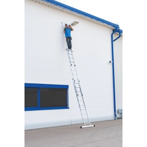 PROREGAL 3-teilige Schiebeleiter mit Traverse, 3x12 Sprossen, im Einsatz an einer Fassade.