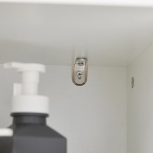 Detailaufnahme: Weißer SoBuy Hochschrank (BZR104-W) mit silberfarbener Halterung. Badmöbel-Set.