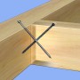 Zwei Fischer Holzschrauben PowerFull II (6x140 mm) im Holzbalken, gekreuzt.