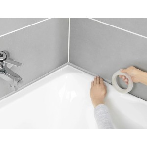 Anwendung von transparentem, knickbarem Wenko Abdichtband an einer Badewanne.