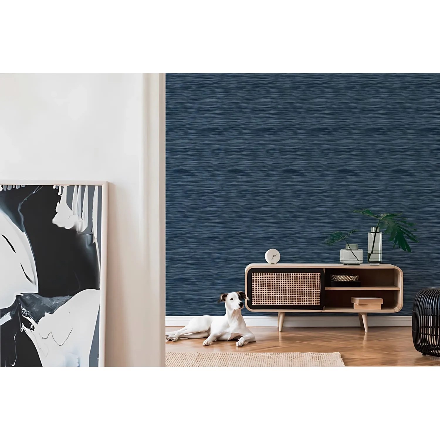 Blau gestreifte Luxus Tapete von PROFHOME im Raum mit Hund und Kommode.