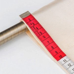 Detailaufnahme: Beiger Outdoor Vorhang mit rotem Maßband an einer Gardinenstange. Ideal für Balkon & Terrasse.
