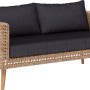 Lounge-Sofa Junee: 2,5-Sitzer aus Polyrattan in Natur mit anthrazitfarbenen Kissen.