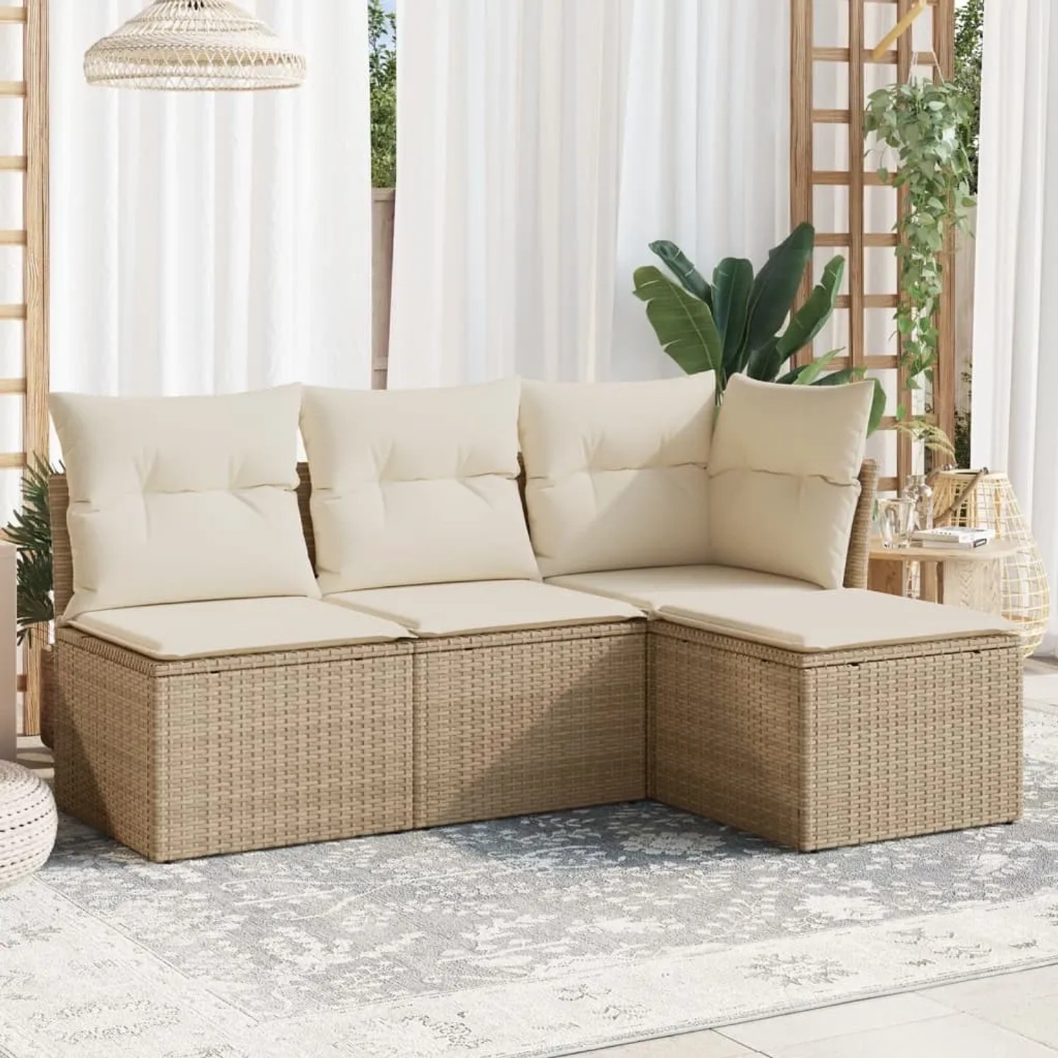 Beige 4-tlg. Garten-Sofagarnitur aus Rattan mit cremeweißen Kissen.