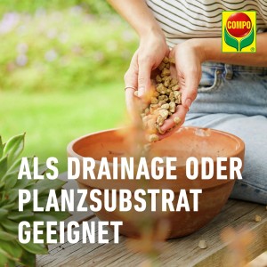 Compo BIO Granuplant® Pflanzgranulat wird in einen Topf als Drainage oder Pflanzsubstrat gefüllt.