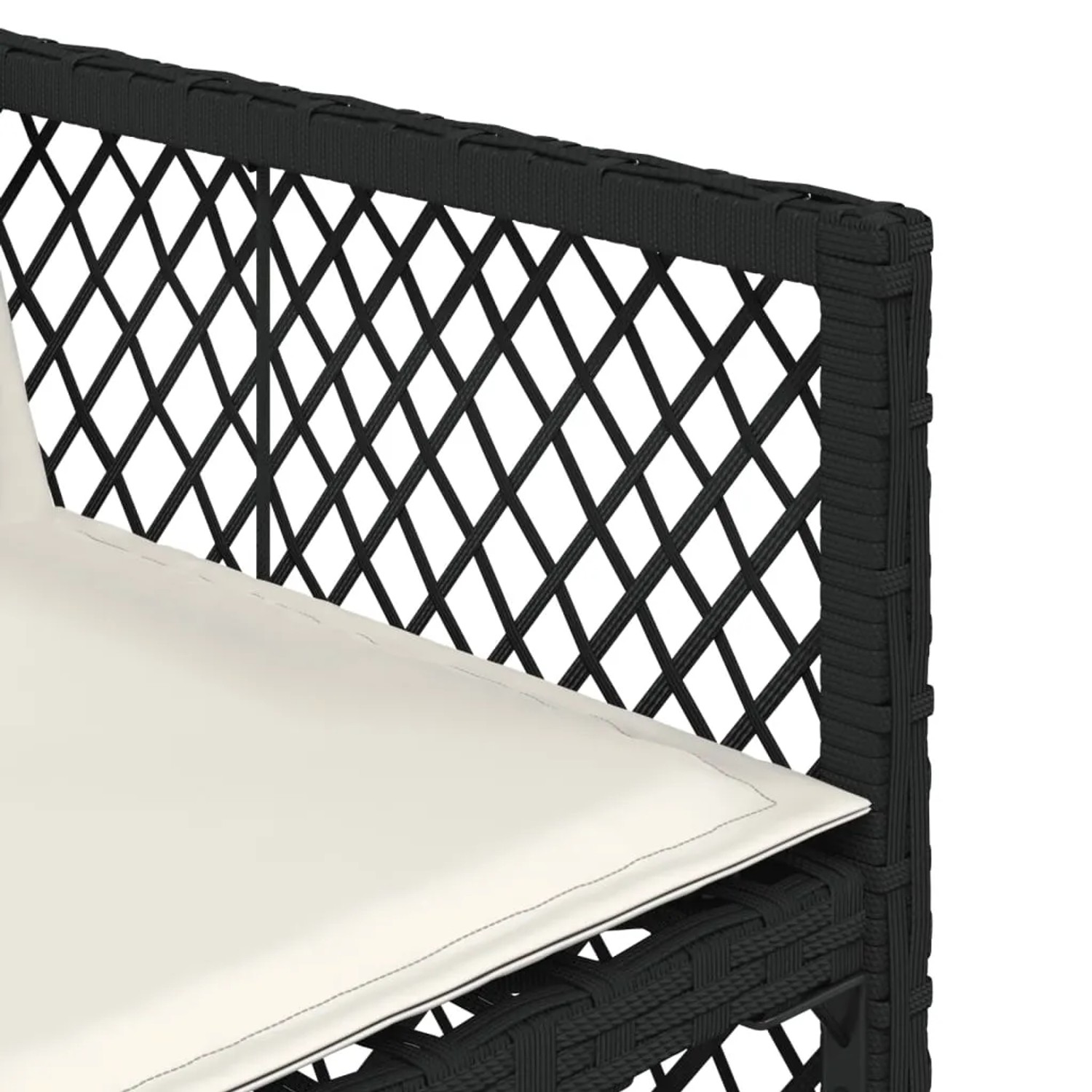 Detailansicht eines schwarzen Poly Rattan Gartenstuhls mit cremefarbenem Kissen der vidaXL Essgruppe.