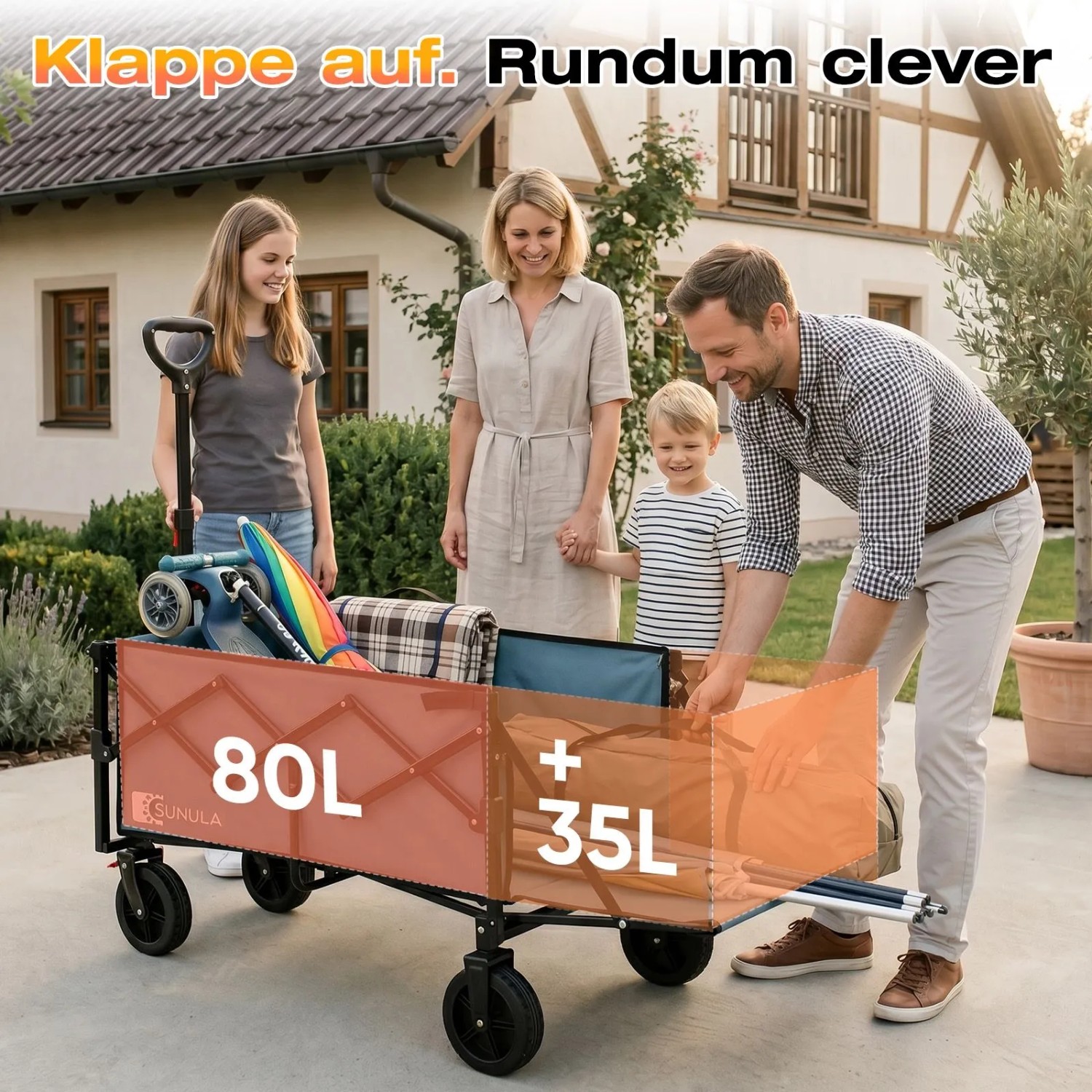 Familie belädt orange-blauen faltbaren Bollerwagen mit erweiterbarer Heckklappe (115L) für Camping & Outdoor.