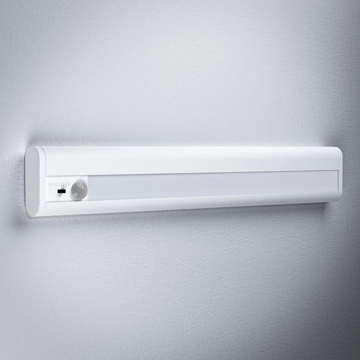 Weiße Osram LED Unterbauleuchte mit Bewegungssensor, ideal als Nachtlicht.