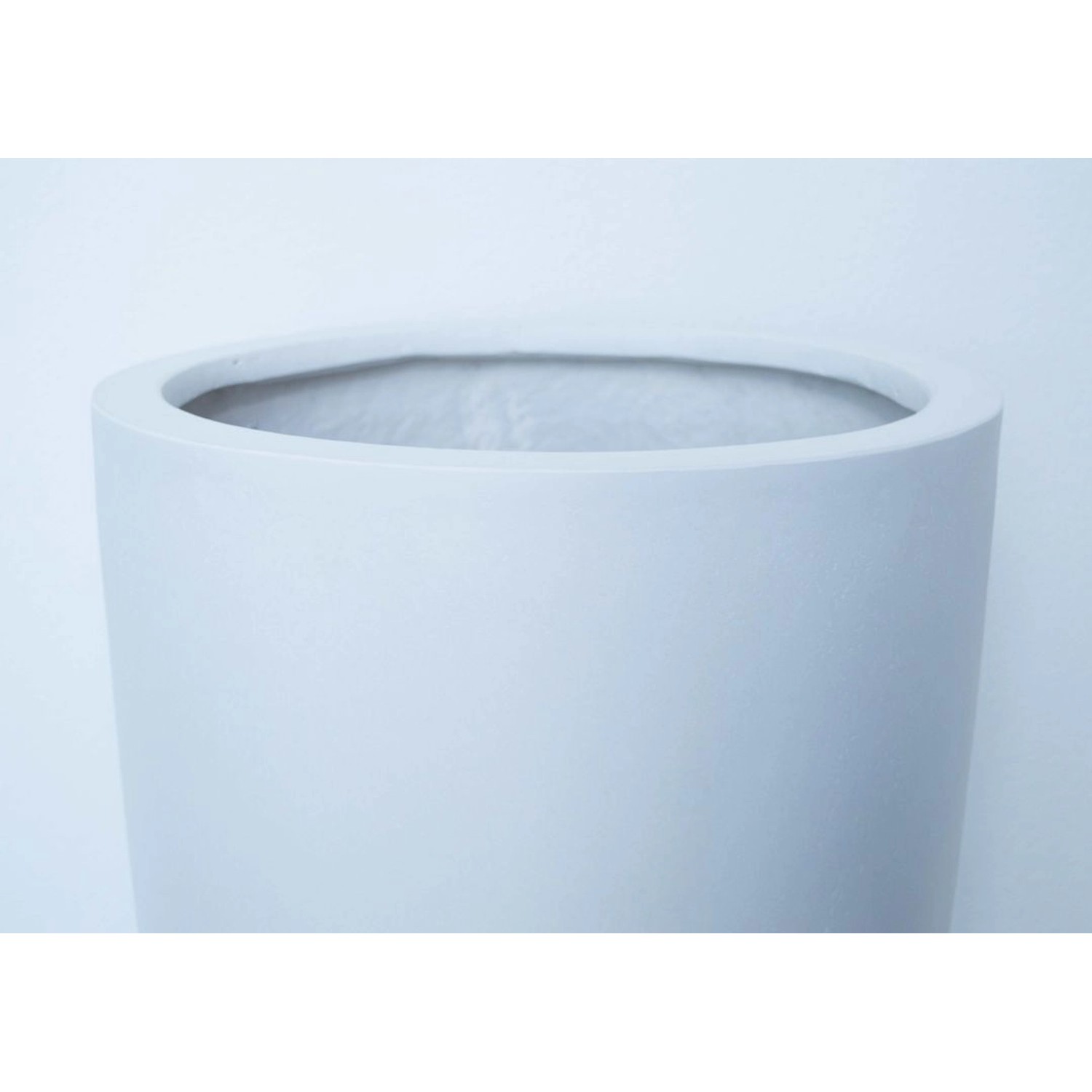 Eleganter, konischer Pflanzkübel aus Fiberglas, perlmutt-weiß, 46x100cm. Ideal für Innen- und Außenbereich.