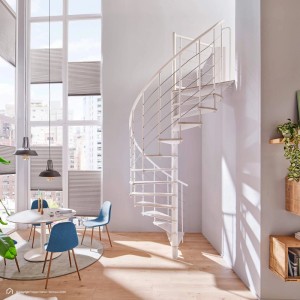 Weiße Intercon Select Wendeltreppe mit 13 Buche-Stufen in modernem Wohnraum. 160 cm Durchmesser Innentreppe.