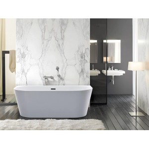 Weiße freistehende Acryl-Badewanne Divina 170 cm in modernem Bad mit Marmorwand und dunklem Boden.