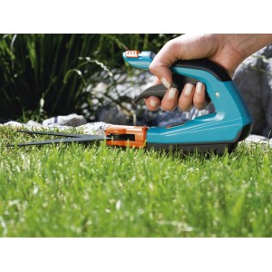 Gardena Comfort Grasschere in Aktion: Rasenkantenschnitt mit drehbarer Klinge und Spezialgriff.